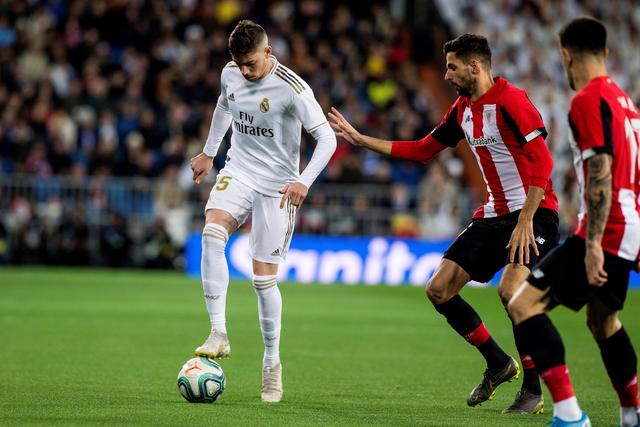 林加德社媒晒怀抱女儿照片：节日快乐